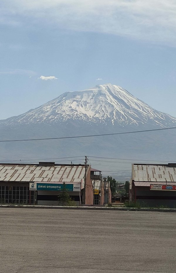 Kasaba Ardındaki Ağrı Dağı.jpg Agirî