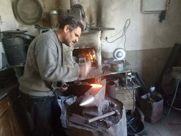 Blacksmith from Kermanshah, Iran.jpg Dalahû