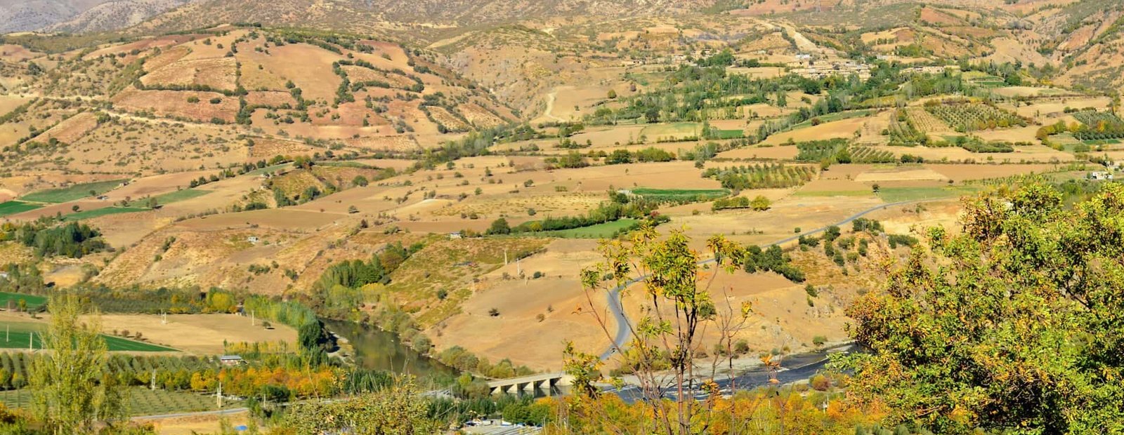نمایی از اطراف جاده پیرانشهر -سردشت - panoramio.jpg Serdeşt