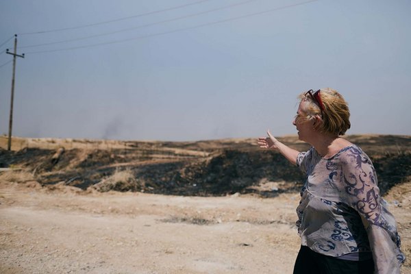 At the scene of a massacre against Ezidis committed by the Islamic State on the road to Hardan 09.jpg Şengal