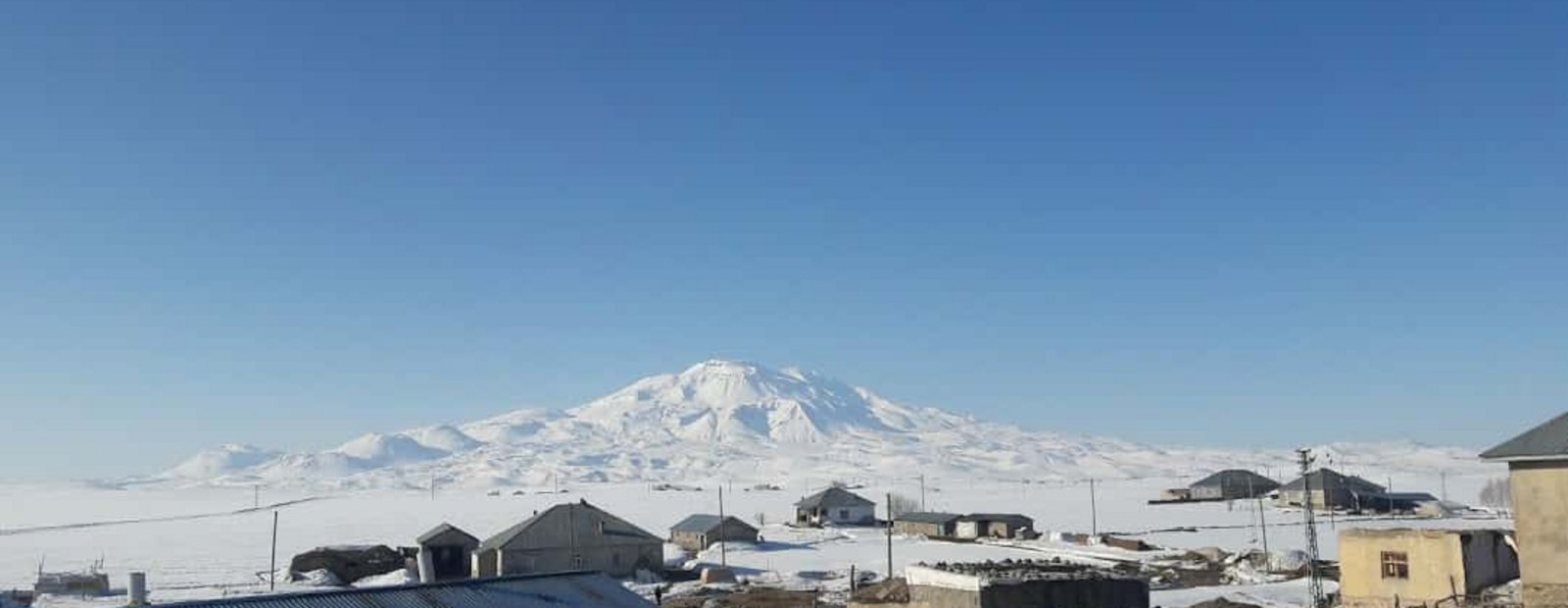 Beyaz gelinlikler içinde Süphan Dağı.jpg Panos