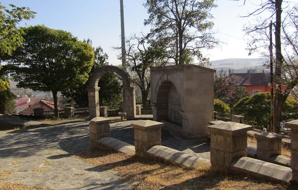 Seyrantepe Giriş Kapısı ve Çeşme (Gemerek).jpg Gemerek
