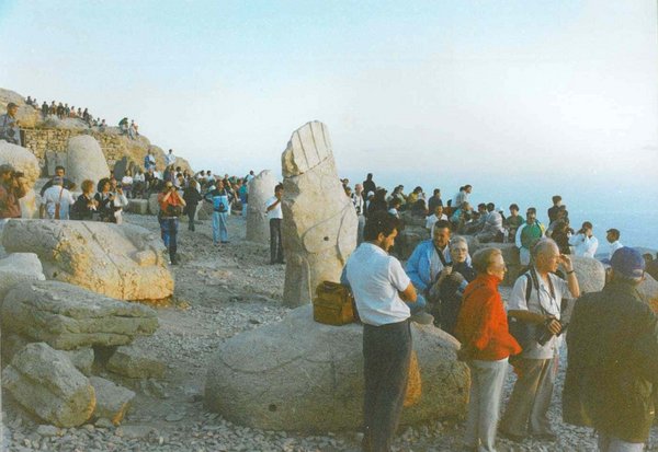 Nemrut'ta Gün Batımı (Sun Set on Nemrut Hill) - panoramio.jpg Aldûş