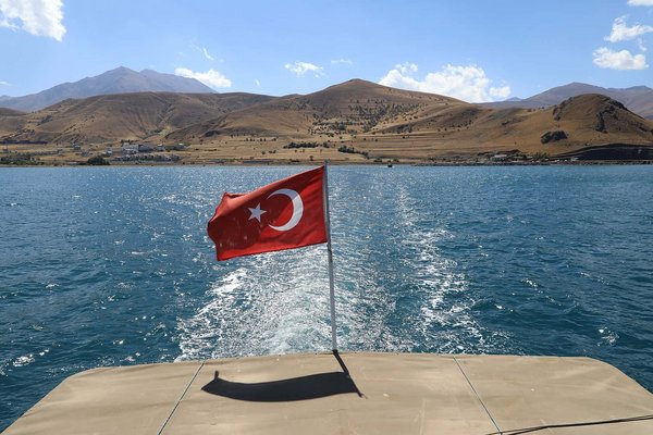Gevaş, traghetto per l'isola di akdama.jpg Westan