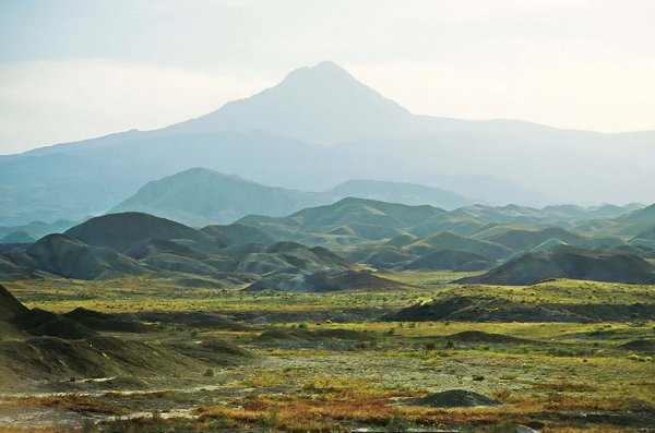 Kağızman 09 2002 Blick über das Araxestal auf den Aşağı Dağ 3274 m.jpg Kaxizman