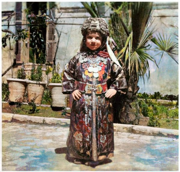 Traditional Assyrian clothing, Tel Keppe (color).jpg Til Kîf
