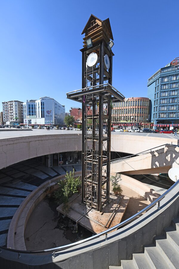 Diyarbakır Square at clock tower wall at Dagkapi in 2025 0706.jpg Bajarê Nû