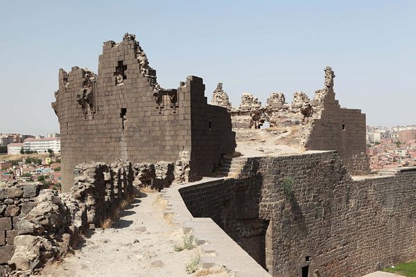 Procházka po hradbách, Diyarbakir - panoramio.jpg Sûr