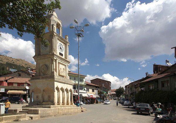 CelikhanUhrturm.jpg Çêlikan