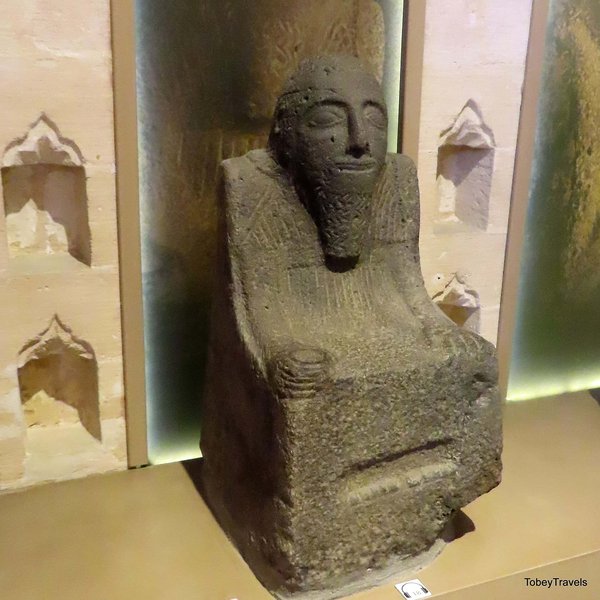 Death Cult Block Statue, Kiziltepe Girbel Hoyuk, Mardin Museum, Turkey (1).jpg Qoser