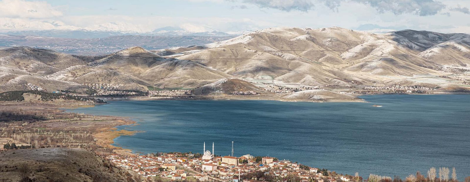 Hazar Gölü hazar Baba kayak merkezinden görünümü.jpg Gola Hezarê