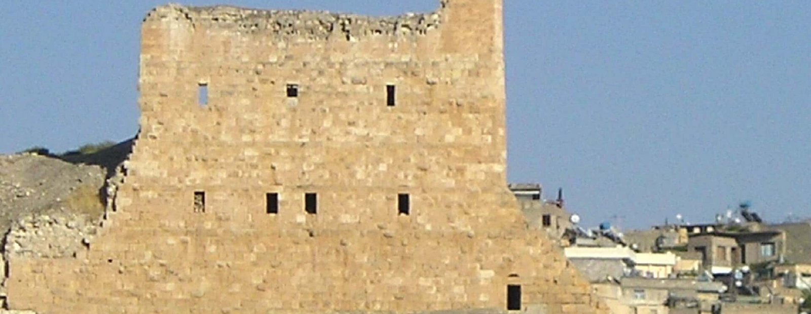 Crusader Castle on the banks of the Euprates.jpg Bîracik