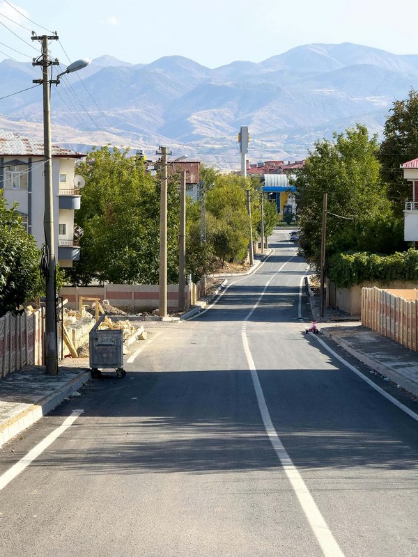 Quiet Street in Kovancılar with Mountain View.jpg Qowancîyan
