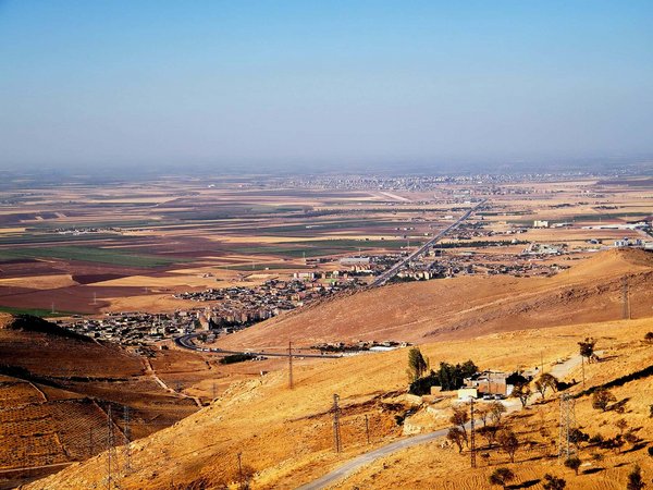 Kızıltepe 11 09 2011 syrische Ackerebenen.jpg Qoser