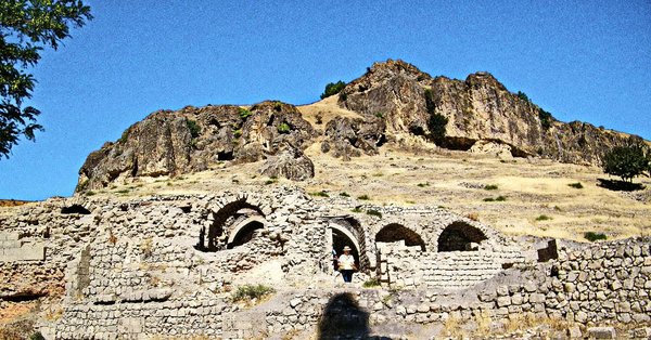 Besni 26 09 2012 Eski Besni Ruinen unterhalb der Burg.jpg Bêsnî